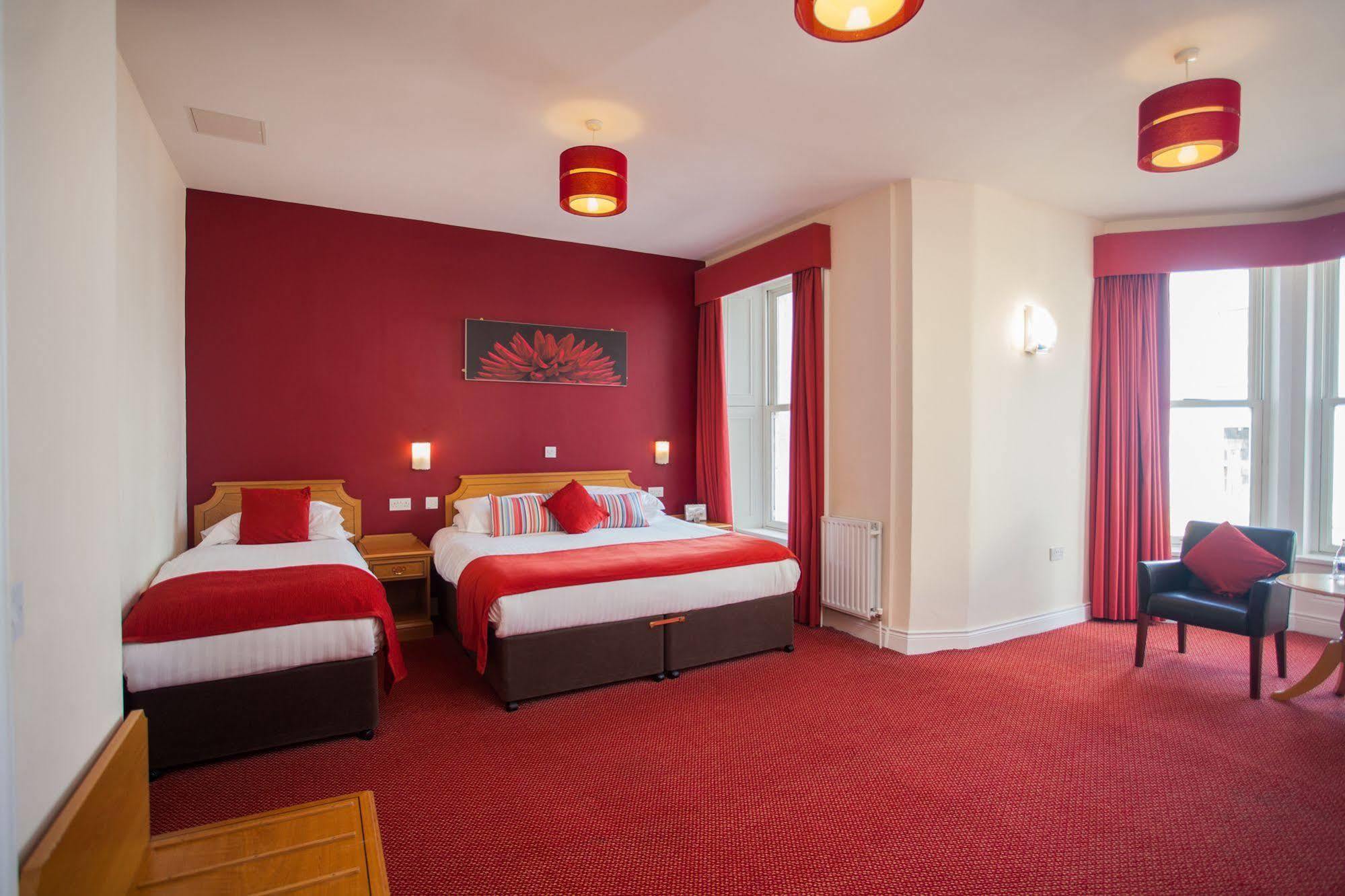 מלון Portrush Adelphi מראה חיצוני תמונה A room at the hotel